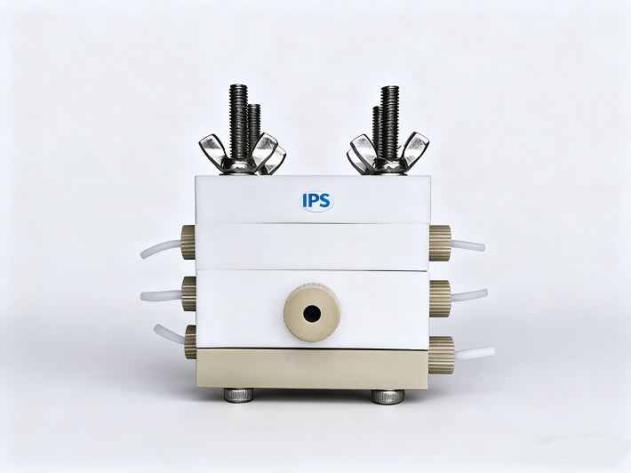 Carbon dioxide electroreduction flow device